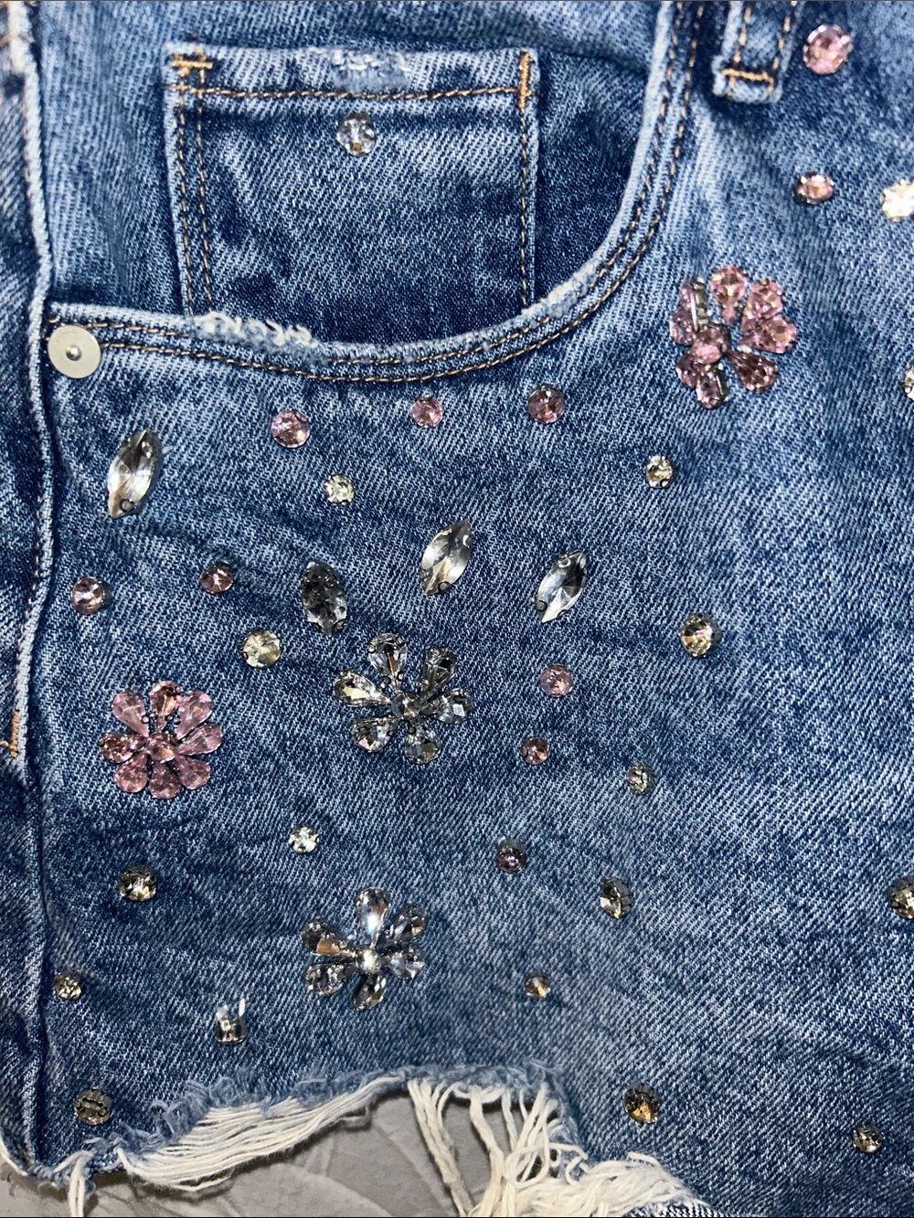 Blank NYC Blue Denim Embellished Cutoff Shorts “ The Barrow” size 28 - Picture 3 of 9